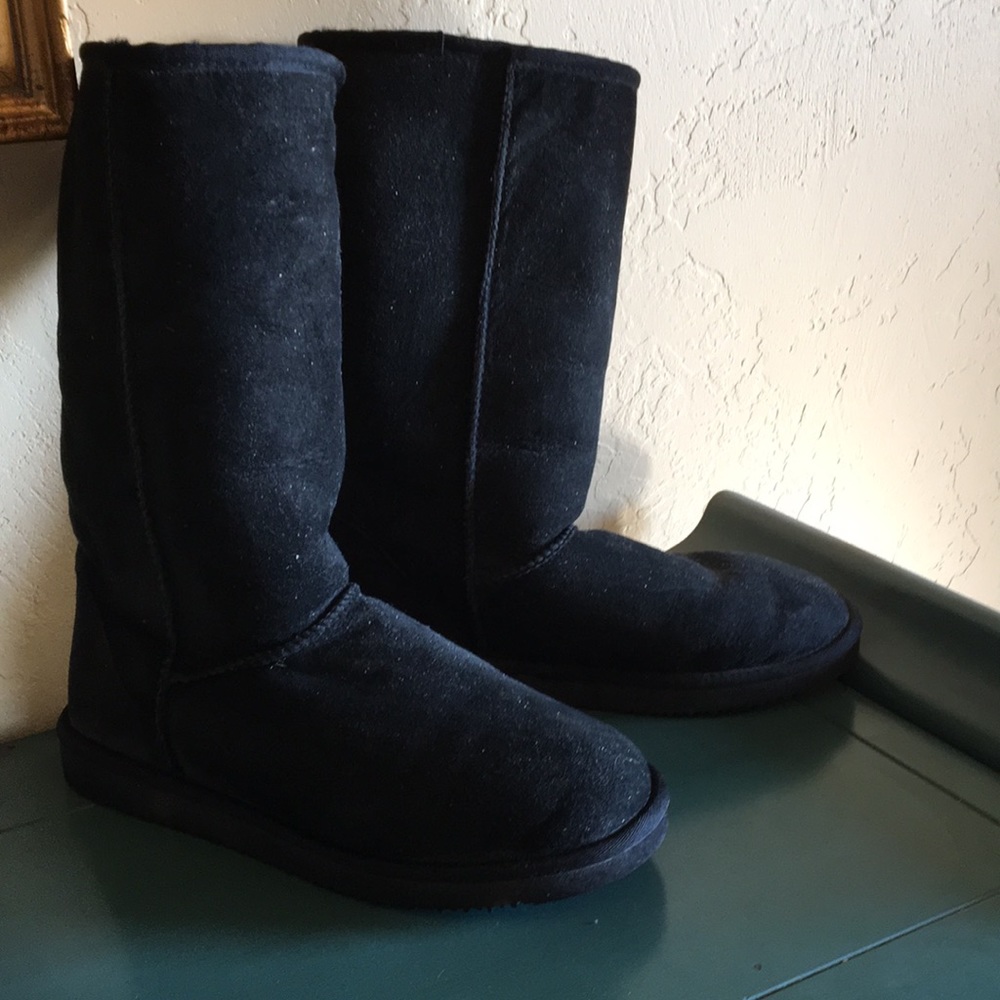 Sheepskin lined synthetic tread, sueded exterior
